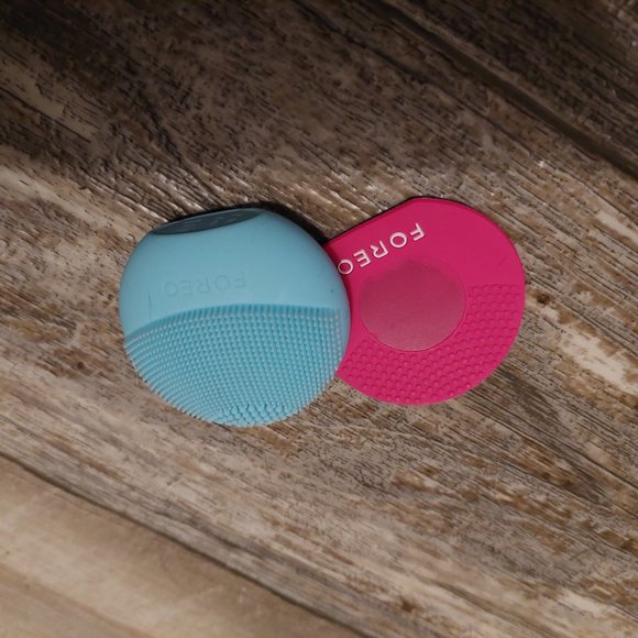 Foreo Ultrasonic Battery Powered Facial Scrubber - Picture 2 of 4
